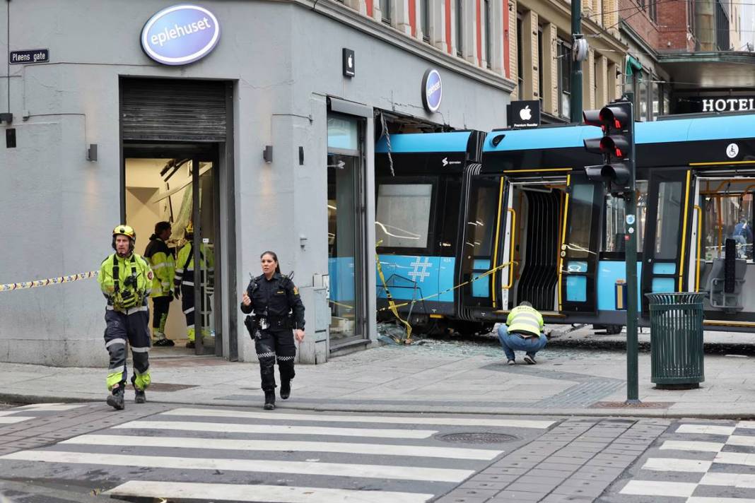Raydan çıkan tramvay Apple Store'a girdi! Film sahnelerini aratmayan kareler 9